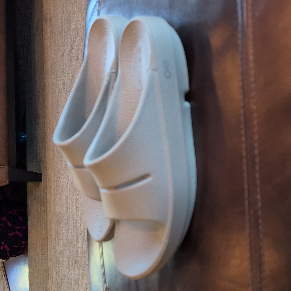 Oofos Grey Slides 7 - Picture 4 of 11